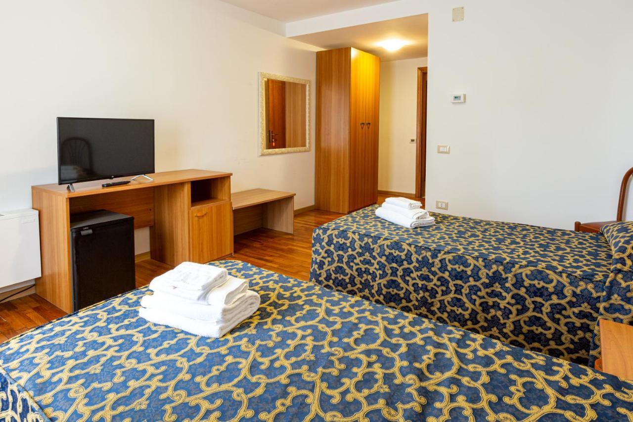 Hotel Villa Strassoldo "Ex Attianese Hotel Restaurant" Cervignano del Friuli Eksteriør bilde